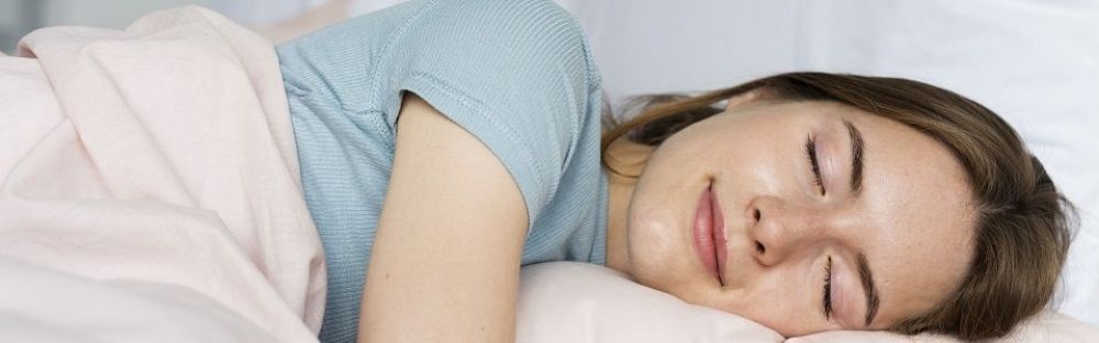 Kvinna ler sover